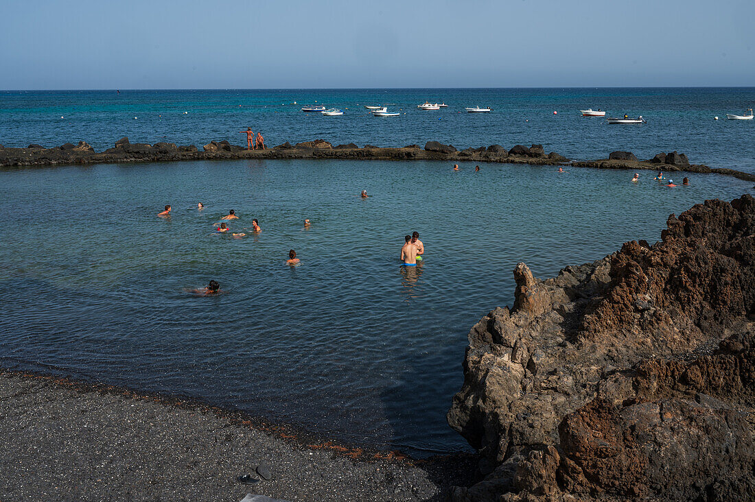 Beliebte natürliche Pools in Punta Mujeres, einem Dorf in der Gemeinde Haria, Lanzarote, Spanien