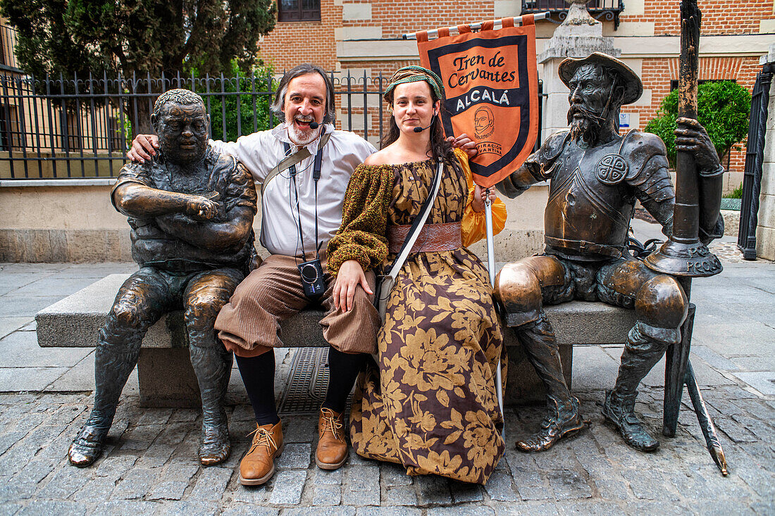 Schauspieler, die Don Quijote de la Mancha spielen, gehen durch das Stadtzentrum von Alcala de Henares, Madrid, Spanien. Vor dem Museum des Geburtshauses von Cervantes