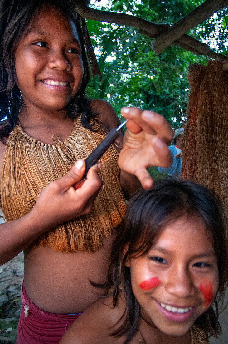 Yagua-Indianer leben ein traditionelles Leben in der Nähe der amazonischen Stadt Iquitos, Peru
