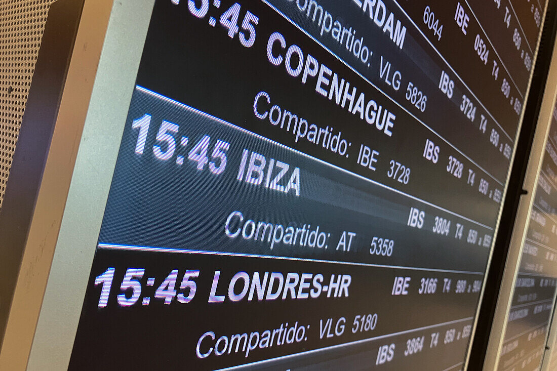 Abflug-Informationstafeln im Flughafen Madrid, Spanien