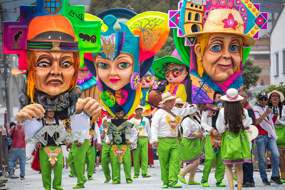 Der Negros y Blancos-Karneval in Pasto, Kolumbien, ist ein lebhaftes kulturelles Spektakel, das sich mit einem Übermaß an Farben, Energie und traditioneller Inbrunst entfaltet