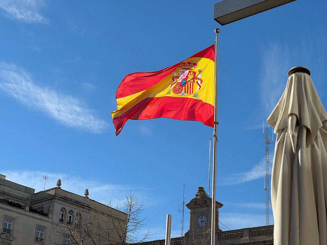 Spanische Flagge auf der Plaza de España, Zaragoza, Spanien