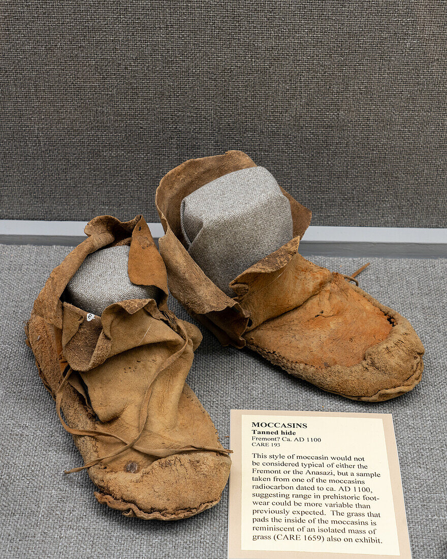 1000 Jahre alte Ledermokassins der amerikanischen Ureinwohner im USU Eastern Prehistoric Museum in Price, Utah