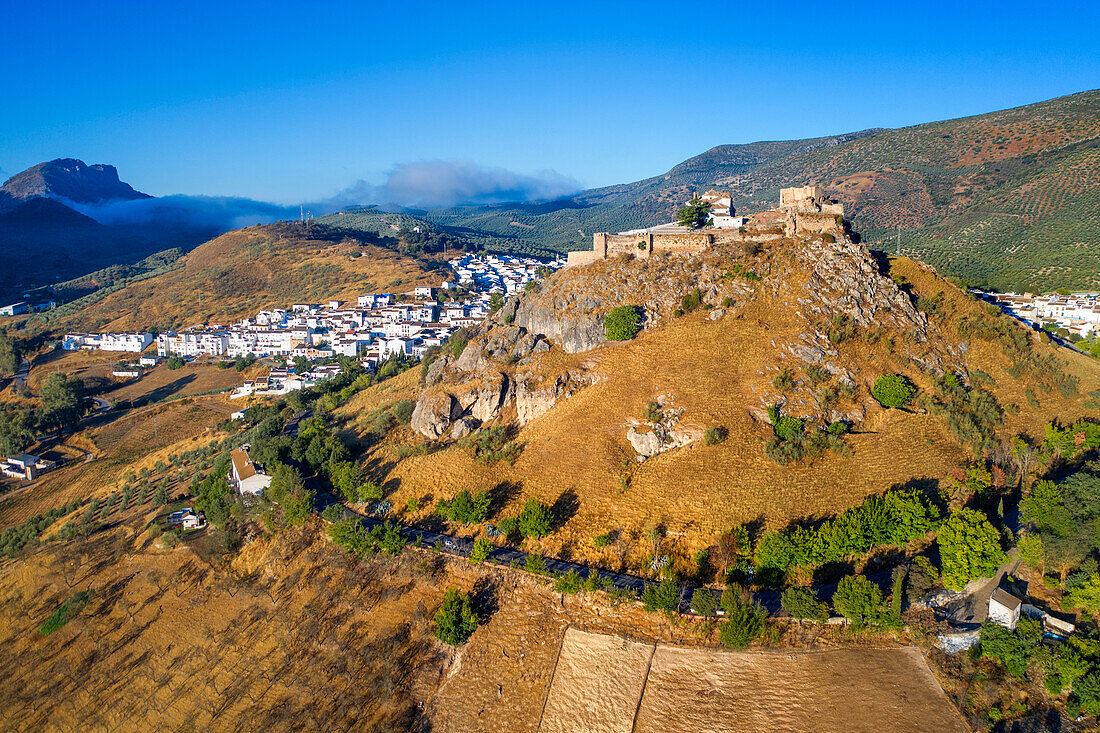 Luftaufnahme des Dorfes Carcabuey in der Provinz Cordoba, Andalusien, Südspanien
