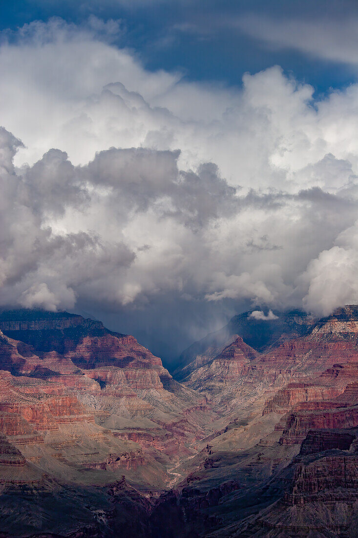 Ein Regensturm über dem Bright Angel Canyon im Grand Canyon National Park in Arizona