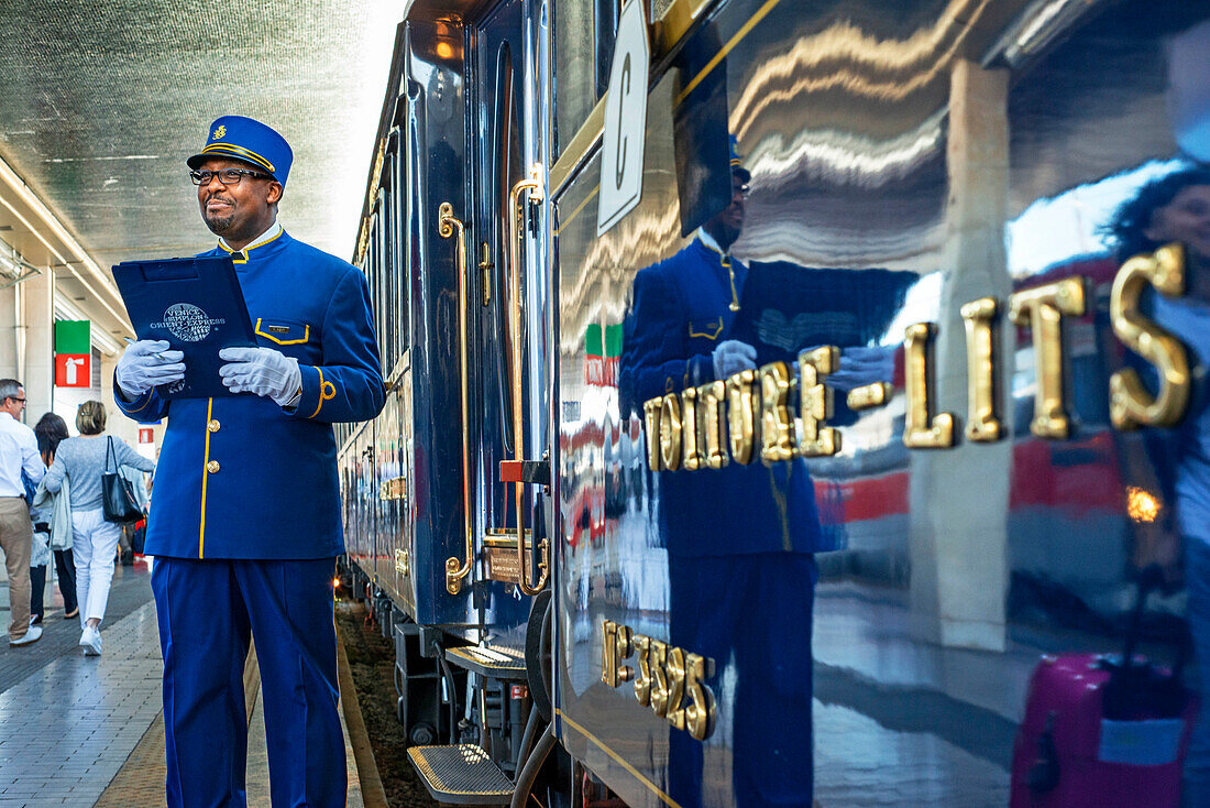 Das Personal des Luxuszuges Belmond Venice Simplon Orient Express hält am Bahnhof Venezia Santa Lucia, dem Hauptbahnhof in Venedig, Italien