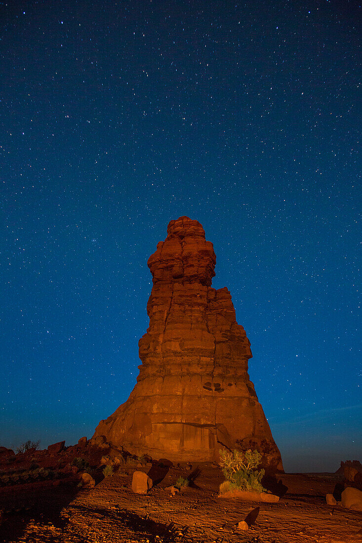 Sterne über Standing Rock im Maze District des Canyonlands National Park in Utah