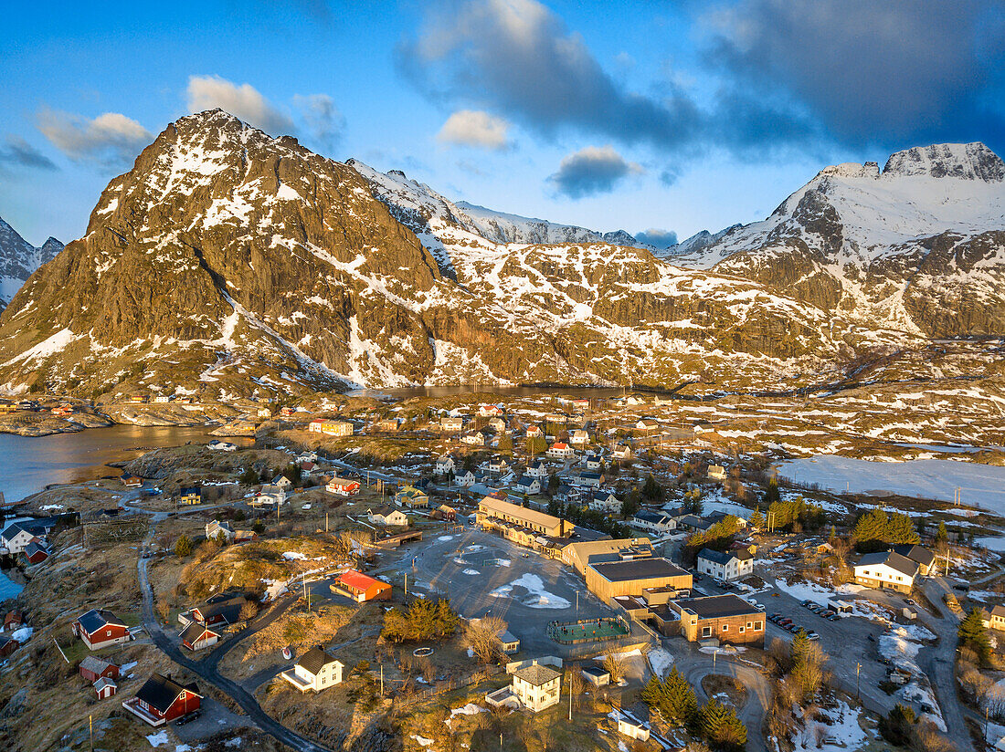Luftbildlandschaft und schöner Panoramablick über den See Sørvågvatnet und das Fischerdorf Sørvågen an der Küste der Norwegischen See auf der Insel Moskenesøy, Lofoten, Norwegen
