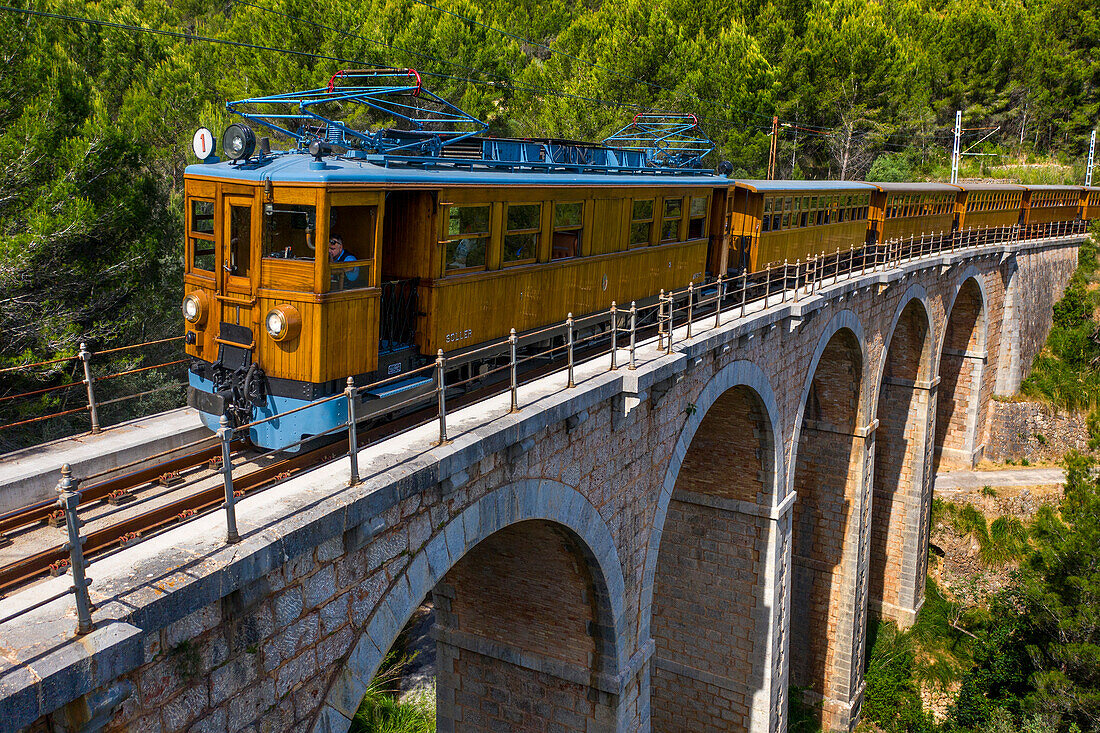 Luftaufnahme des Tren de Soller, historischer Zug beim Überqueren des Viadukts Cinc-Ponts. Dieser Zug verbindet Palma de Mallorca mit Soller, Mallorca, Balearische Inseln, Spanien, Mittelmeer, Europa