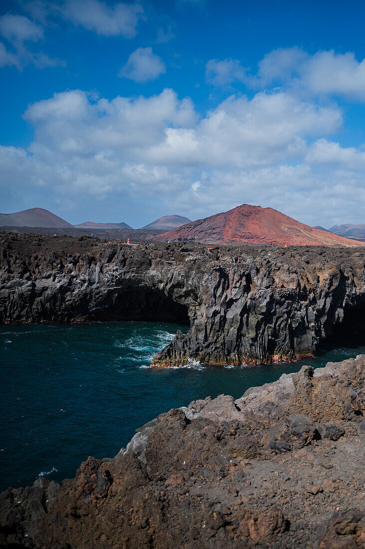 Die Lavaklippen von Los Hervideros auf Lanzarote, Kanarische Inseln, Spanien