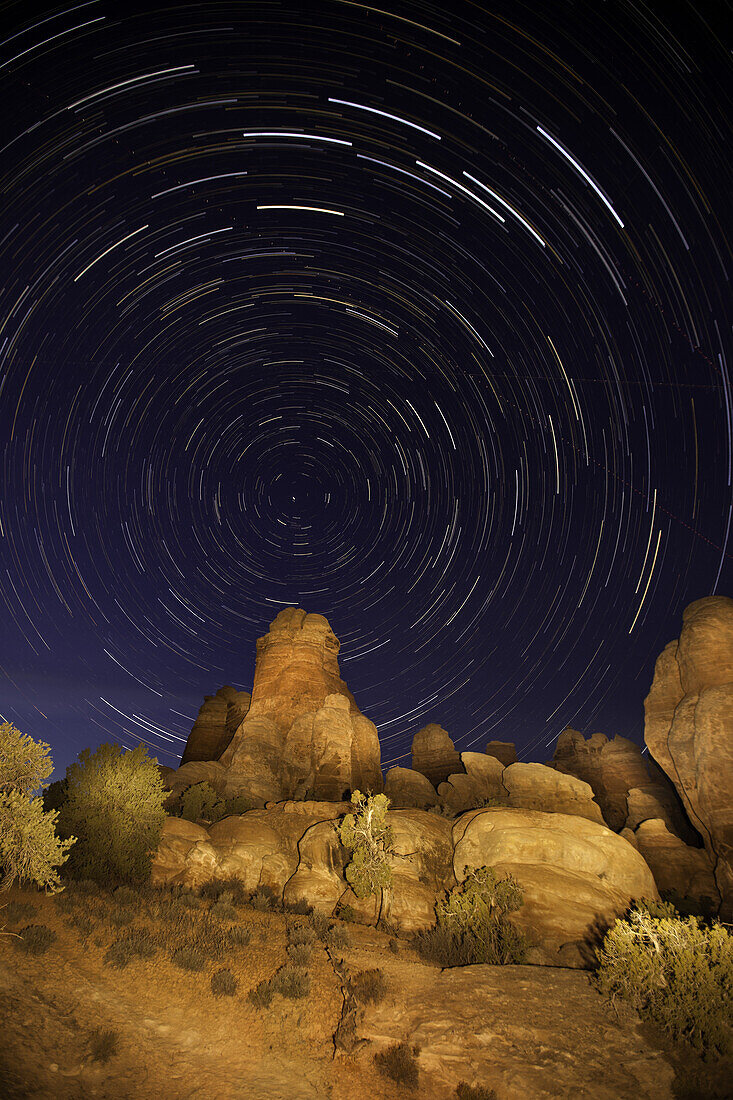 Sternspuren umkreisen den Nordstern über einem Sandsteinturm im Needles District des Canyonlands National Park in Utah