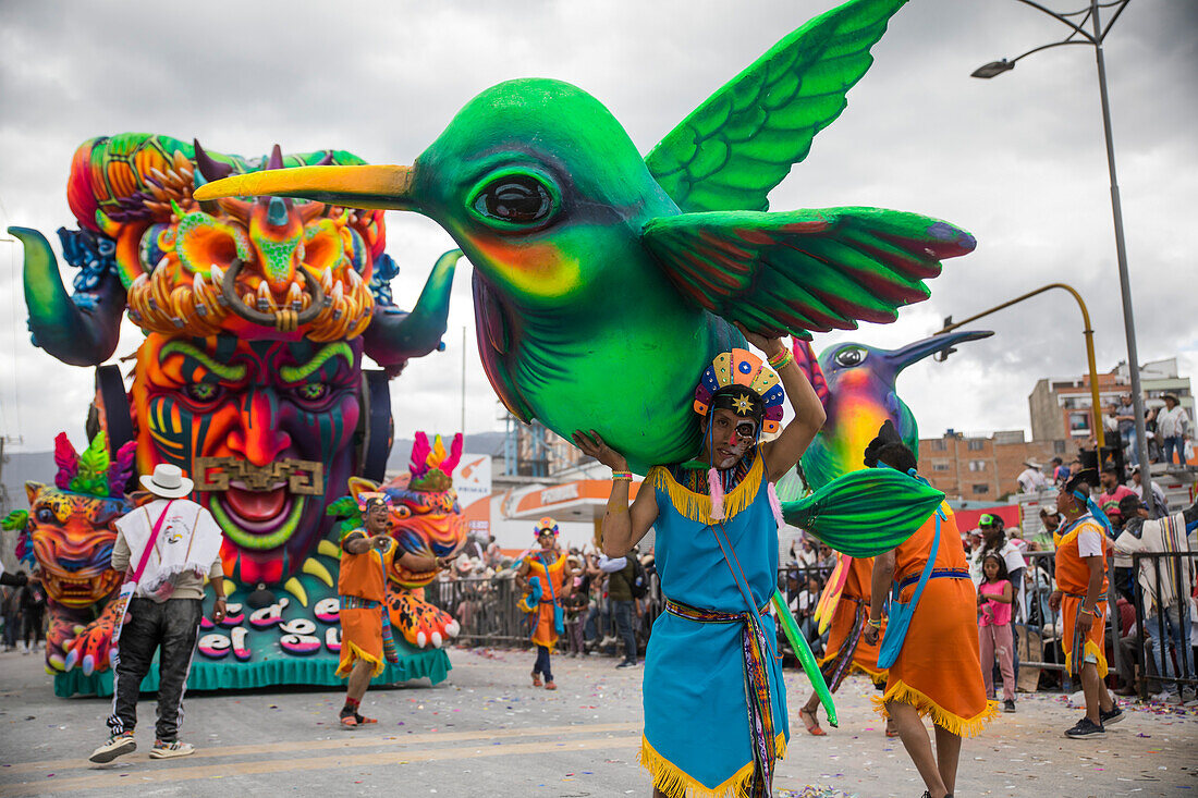 Der Negros y Blancos-Karneval in Pasto, Kolumbien, ist ein lebhaftes kulturelles Spektakel, das sich mit einem Ausbruch von Farben, Energie und traditionellem Eifer entfaltet