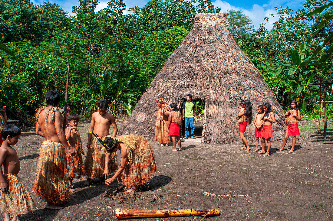 Ein Yagua maloca, traditionelles Haus mit Strohdach, Umgebung von Iquitos, Amazonasgebiet, Peru