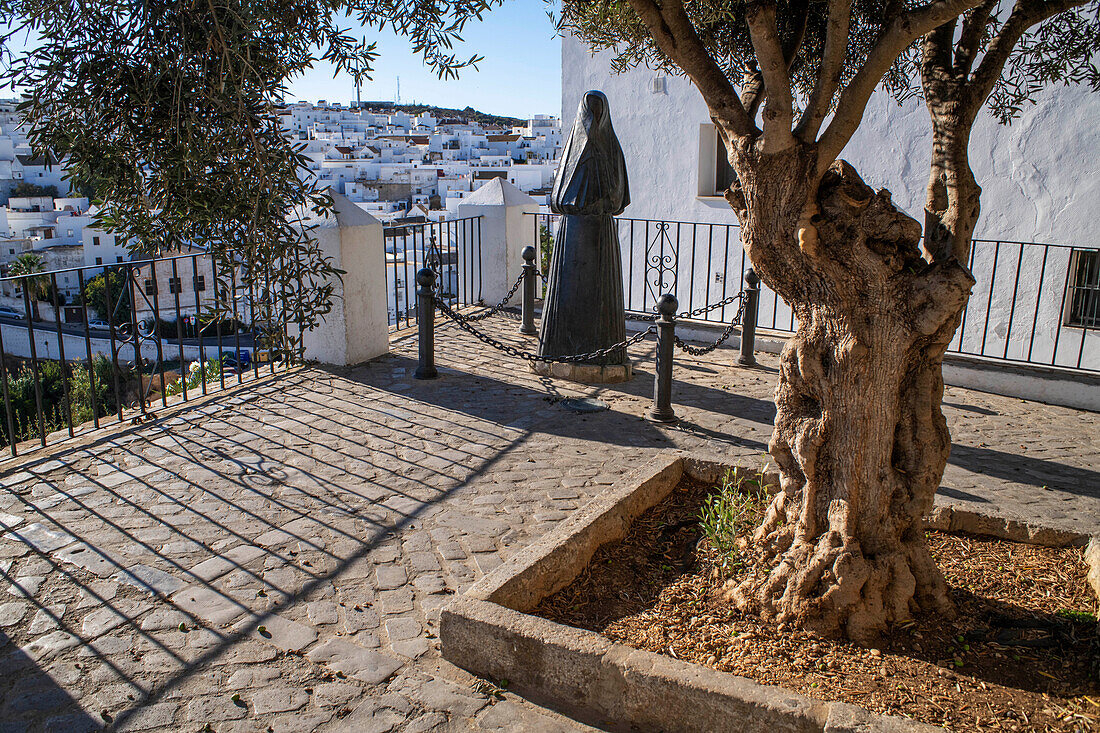 Statue einer Frau in traditioneller schwarzer Kleidung Las Cobijadas in Vejer de la Frontera, Provinz Cádiz, Costa de la luz, Andalusien, Spanien