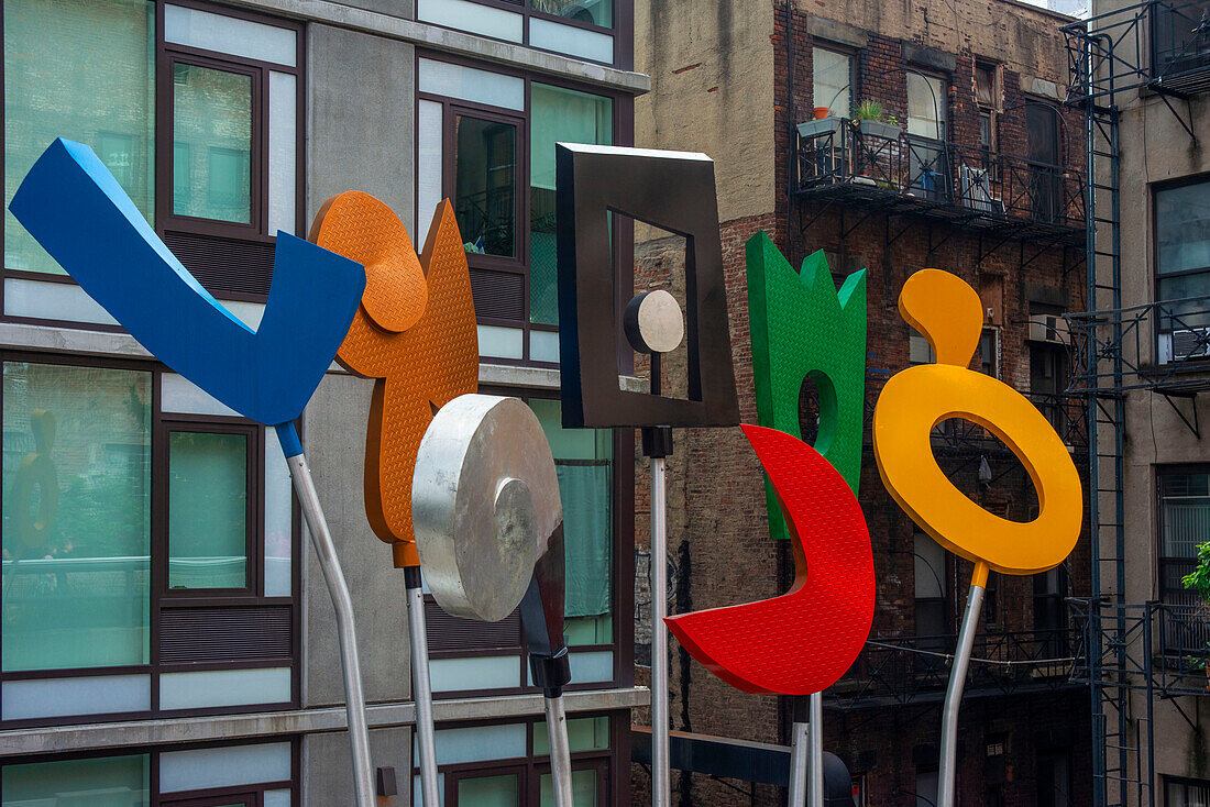 Urban Rattle Skulptur von Charlie Hewitt auf der High Line, Chelsea, New York City, Vereinigte Staaten von Amerika