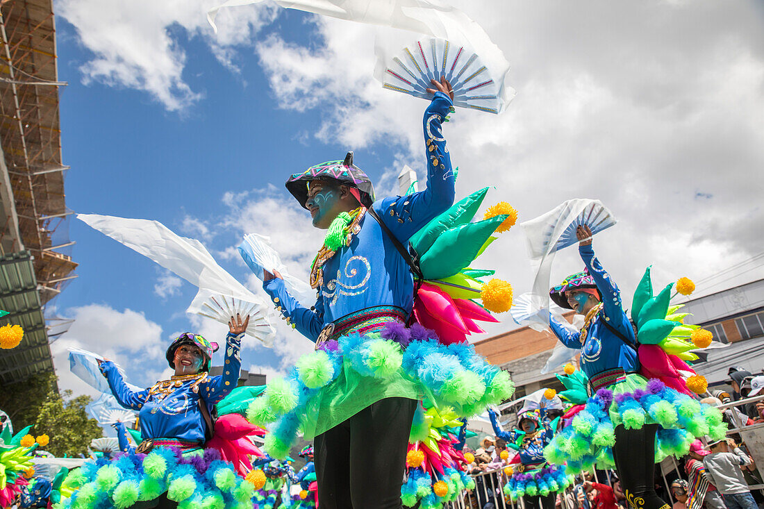 Der Karneval der Negros y Blancos in Pasto, Kolumbien, ist ein lebhaftes kulturelles Spektakel, das sich mit einem Übermaß an Farben, Energie und traditioneller Inbrunst entfaltet