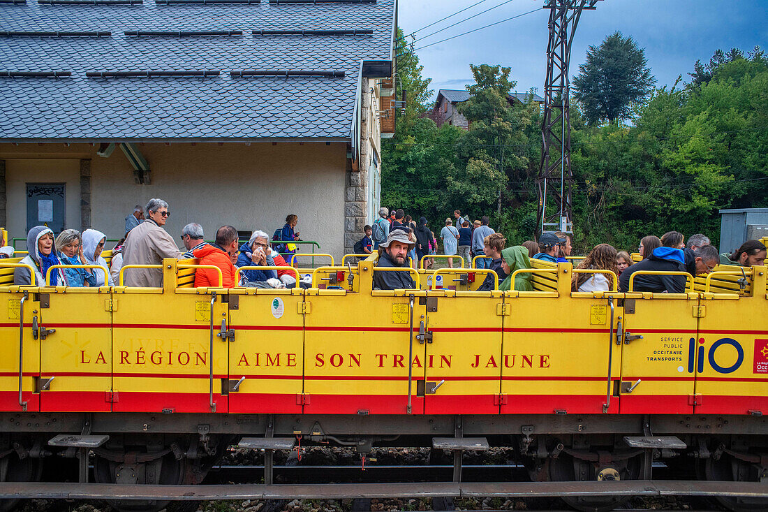 Offener Waggon im Bahnhof von Mont Louis La Cabanasse. Der Gelbe Zug oder Train Jaune, Pyrénées-Orientales, Languedoc-Roussillon, Frankreich