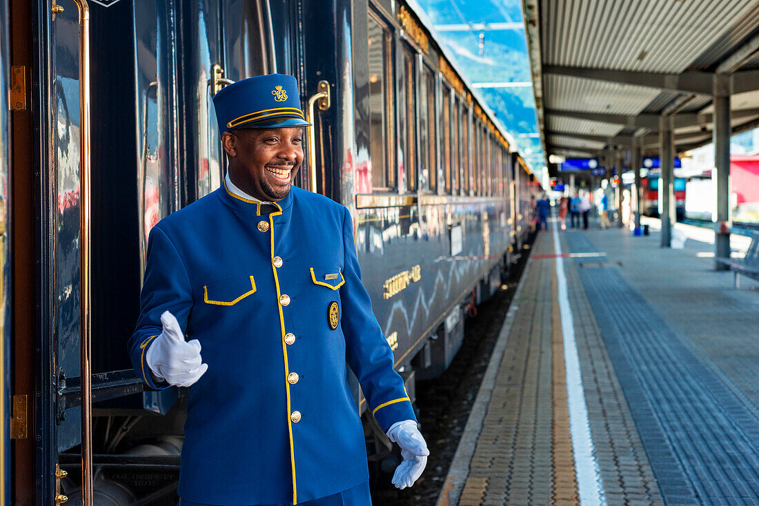 Das Personal des Luxuszugs Belmond Venice Simplon Orient Express hält am Innsbrucker Hauptbahnhof, dem Hauptbahnhof in Innsbruck, Österreich