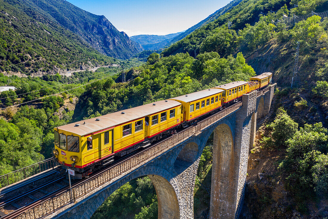 Luftaufnahme des Gelben Zugs oder Train Jaune auf der Brücke von Sejourne - Frankreich, Pyrenees-Orientales