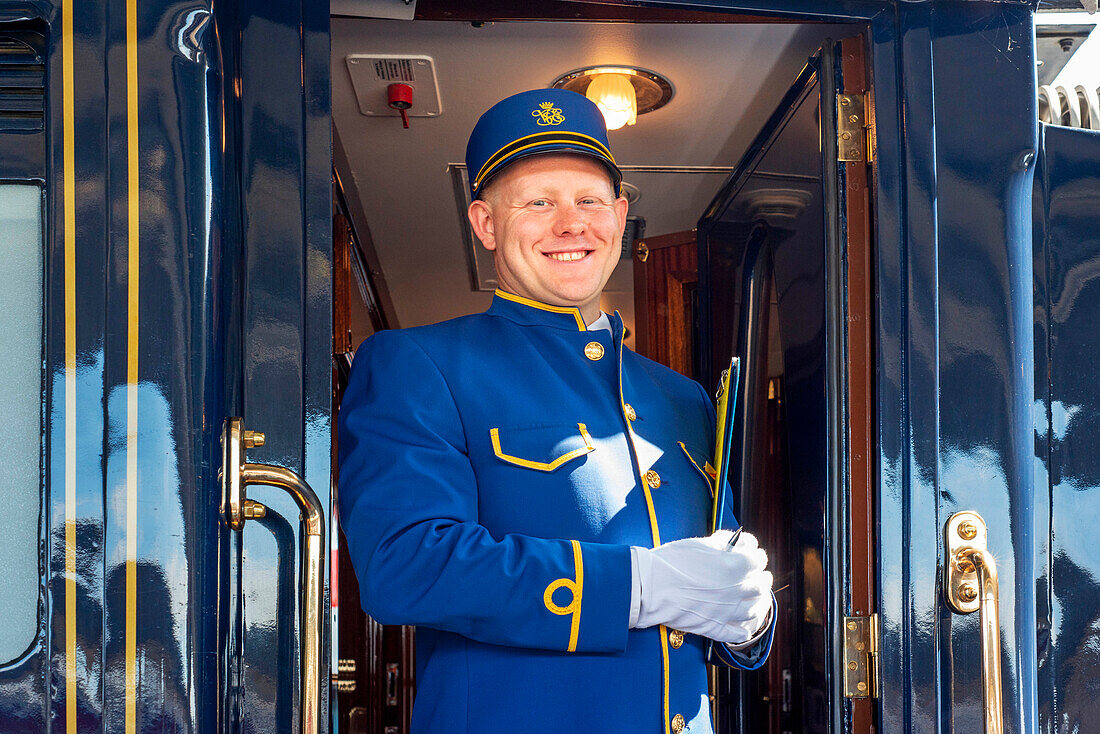 Das Personal des Luxuszuges Belmond Venice Simplon Orient Express hält am Bahnhof Venezia Santa Lucia, dem Hauptbahnhof in Venedig, Italien