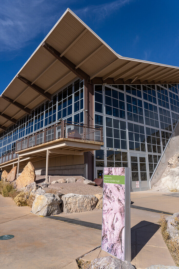 Außenansicht der Quarry Exhibit Hall im Dinosaur National Monument bei Jensen, Utah. In dieser Halle befindet sich die Wall of Bones