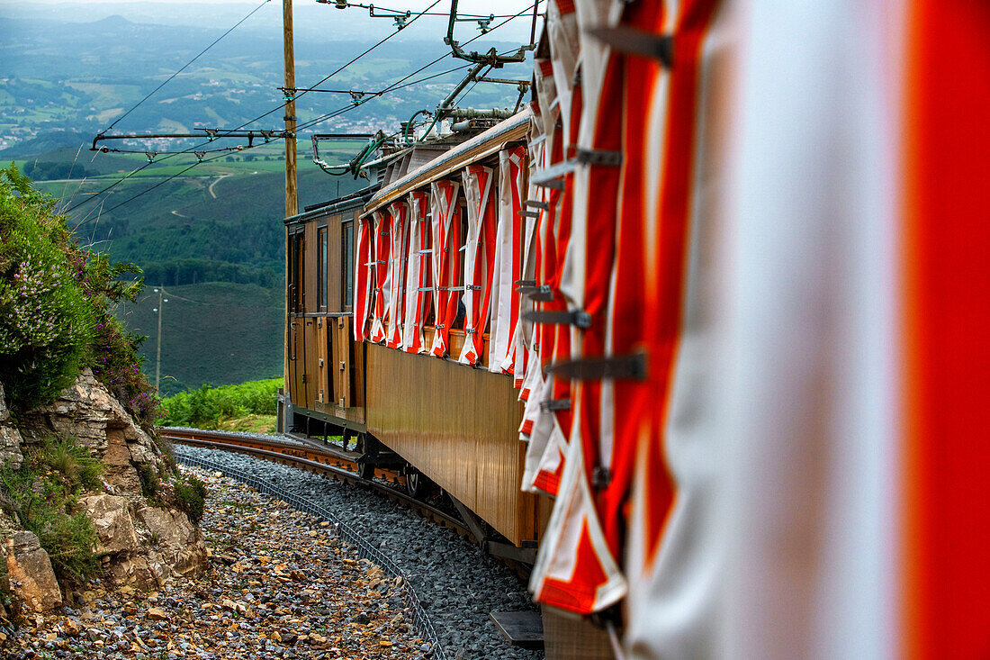Die Zahnradbahn Petit train de la Rhune in Frankreich führt auf den Gipfel des Berges La Rhun an der Grenze zu Spanien