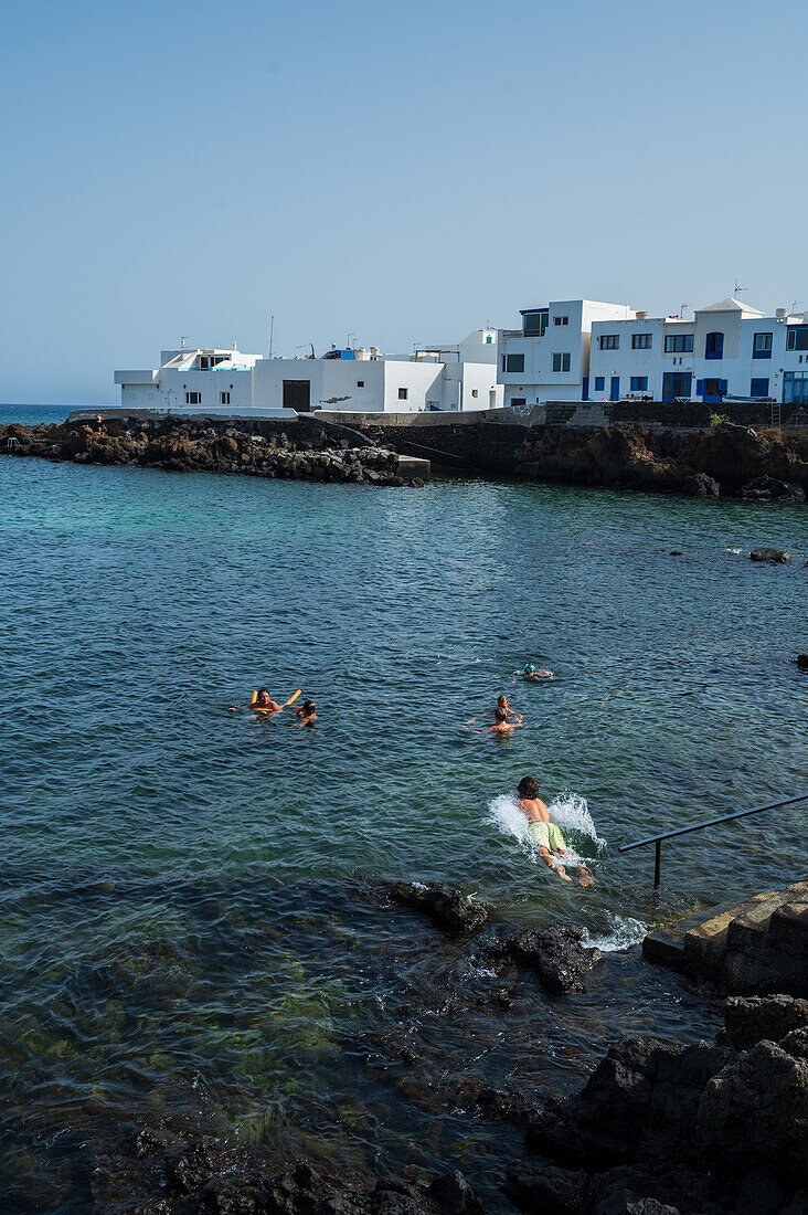 Beliebte natürliche Pools in Punta Mujeres, einem Dorf in der Gemeinde Haria, Lanzarote, Spanien