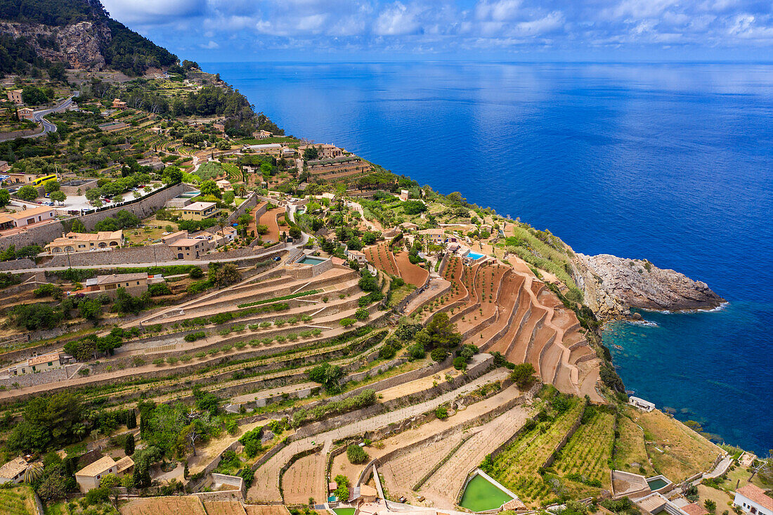 Luftaufnahme der Westküste Mallorcas, Banyalbufar, Bergdorf und Terrassenfelder, Serra de Tramuntana, Mallorca, Balearen, Spanien