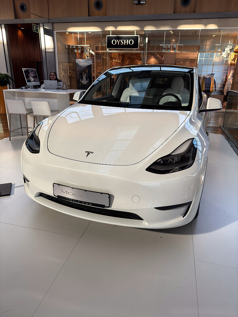 Tesla Model Y ausgestellt in Puerto Venecia, bekanntes Einkaufszentrum in der Stadt Zaragoza, Spanien