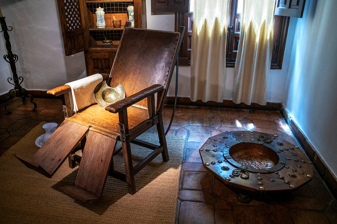 Der Operationssaal. Museum des Geburtshauses von Cervantes, Alcala de Henares. Gemeinde Madrid, Spanien. In diesem Raum wird die Praxis nachgestellt, in der Cervantes' Vater, Rodrigo Cervantes, seinen Beruf ausübte.