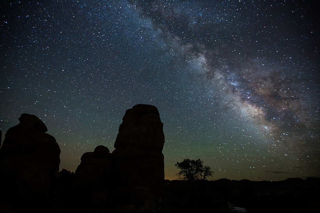 Die Milchstraße über Sandsteintürmen im Needles District des Canyonlands National Park in Utah