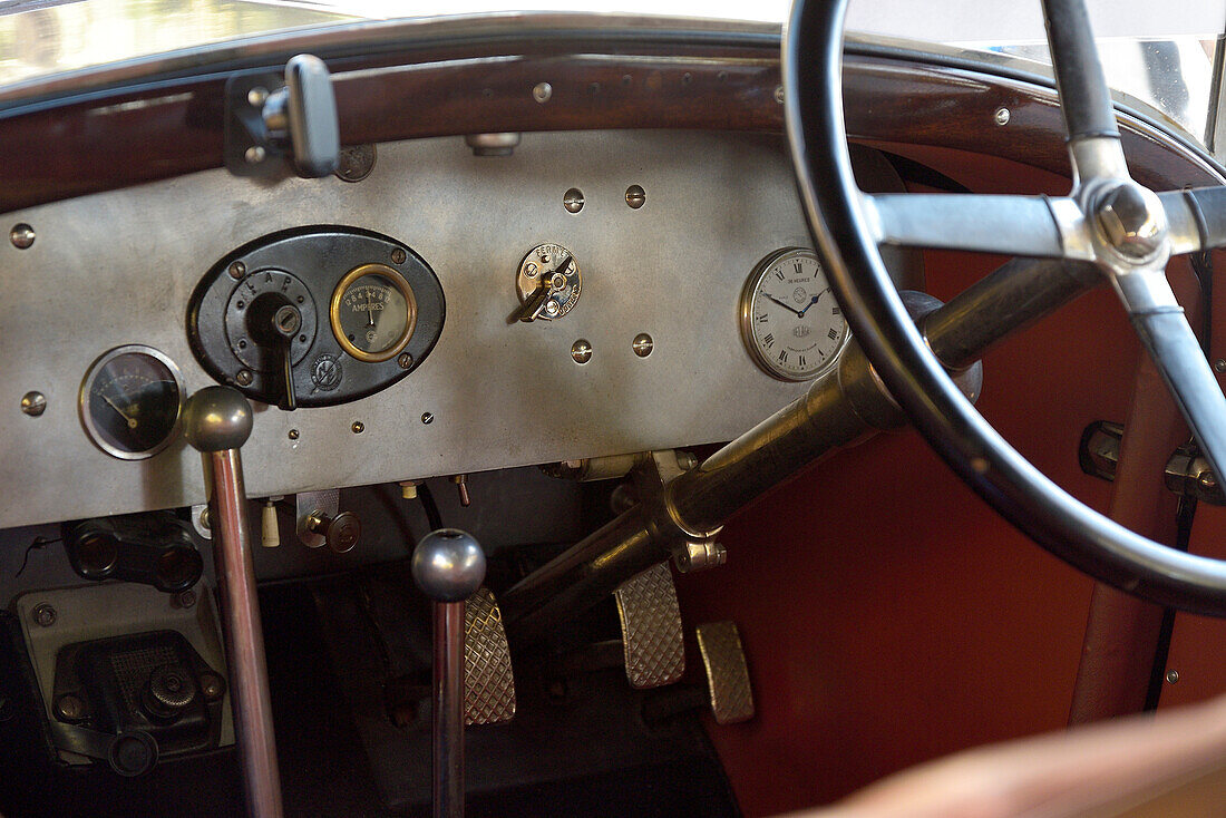 Innenraum eines Oldtimers bei einem Autofestival in San Lorenzo de El Escorial, Madrid