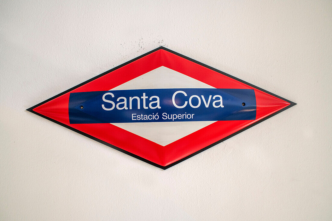 Schild der Santa Cova Seilbahn Montserrat Abtei Bahnhof von Cremallera de Montserrat Zahnradbahn Zug. Monistrol de Montserrat, Barcelona, Spanien