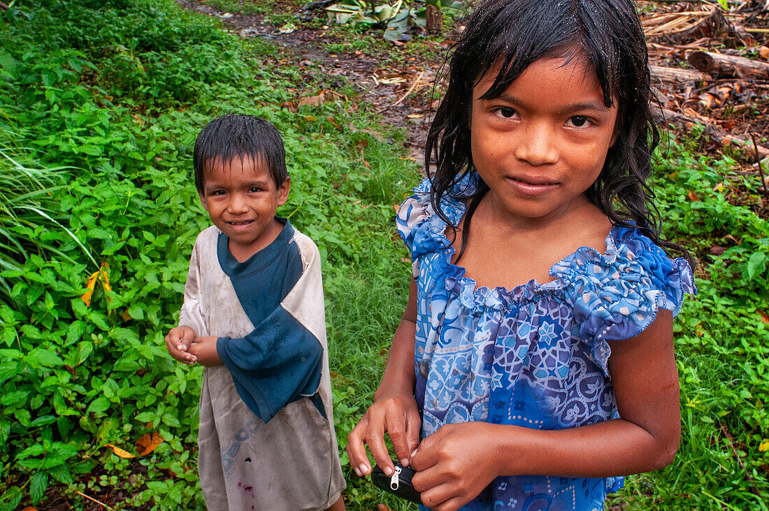 Einheimische Kinder in dem am Fluss gelegenen Dorf Timicuro I. Iqutios im peruanischen Amazonasgebiet, Loreto, Peru