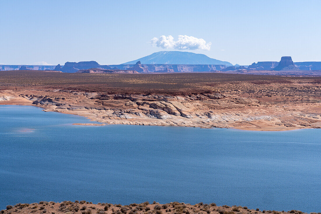 Lake Powell in der Glen Canyon National Recreation Area, Arizona. Navajo Mountain, Mitte, und Tower Butte, rechts