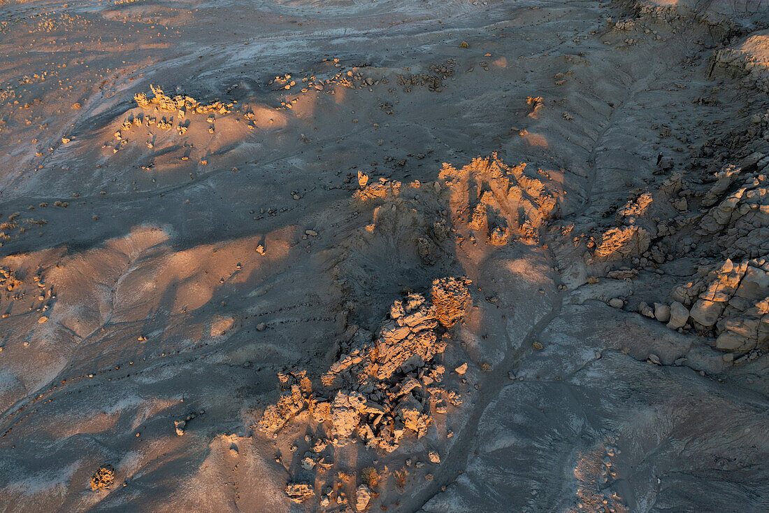 Fantastisch erodierte Sandsteinformationen in der Fantasy Canyon Recreation Site bei Sonnenuntergang nahe Vernal, Utah