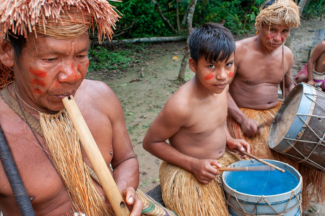 Flötentrommelmusik der Yagua-Indianer, die in der Nähe der amazonischen Stadt Iquitos, Peru, ein traditionelles Leben führen