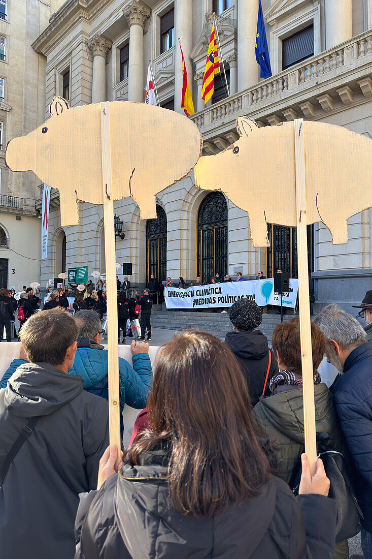 Hunderte von Menschen nehmen am Marsch zur Verteidigung der Umwelt und zur Mobilisierung für den COP28-Klimagipfel in Zaragoza, Aragonien, Spanien, teil