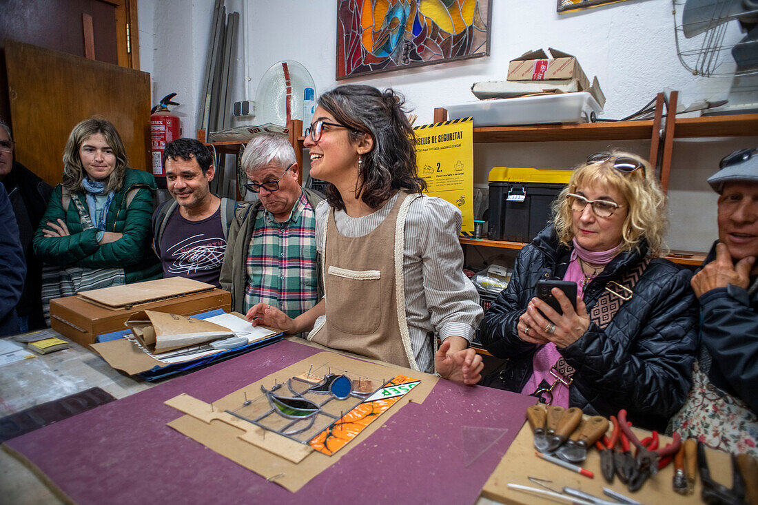 Barcelona, Maresme-Küste, Dorf Canet de Mar, Werkstatt für Glasmalerei und Glashandwerk in Estralls mit traditionellen Techniken. Sie stellen Blei- und Zementglasfenster sowie graviertes oder bemaltes Glas her. Das älteste bekannte Buntglasfenster stammt aus dem 9. Jahrhundert, obwohl es Dokumente gibt, die die Existenz von Buntglasfenstern in Frankreich bereits im 6. Bis zum 20. Jahrhundert war die Glasmalerei eine Kunst, die von einer ikonografischen Funktion und architektonischen Räumen abhängig war. Heute werden sie selbst als Kunstobjekte geschätzt. Der Kunsthandwerker kombiniert Licht, F