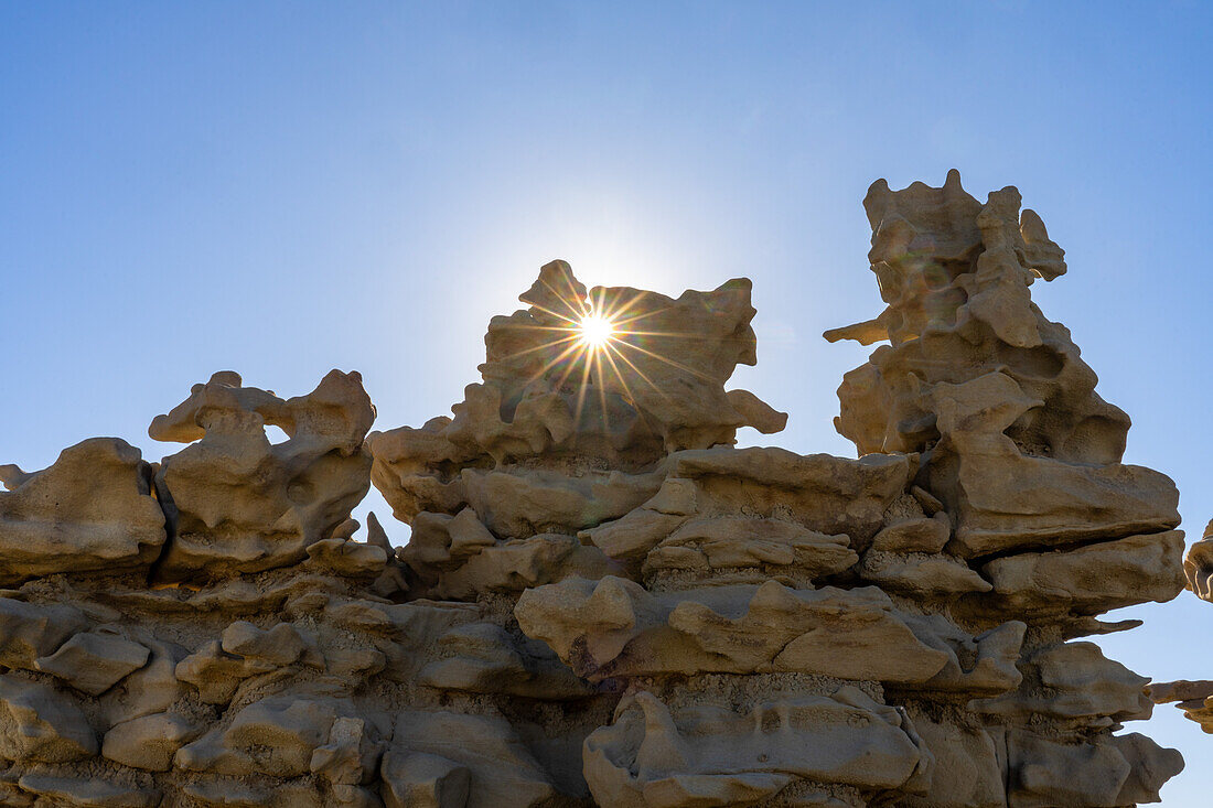 Ein Sonnenstrahl durch die fantastisch erodierten Sandsteinformationen in der Fantasy Canyon Recreation Site, in der Nähe von Vernal, Utah