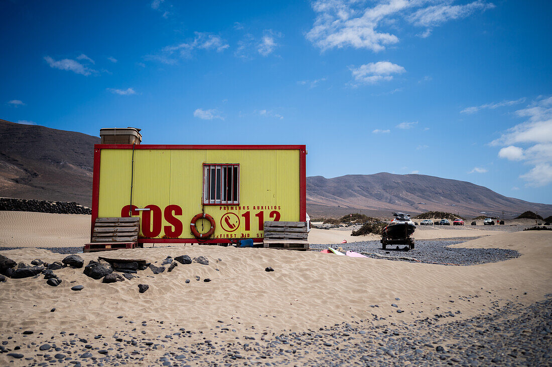 Famara beach (Playa de Famara), 6km golden sand beach located within the Natural Park of the Chinijo Archipelago, between the fishing village of La Caleta de Famara and the base of the impressive cliffs of Famara, Lanzarote, Canary Islands, Spain