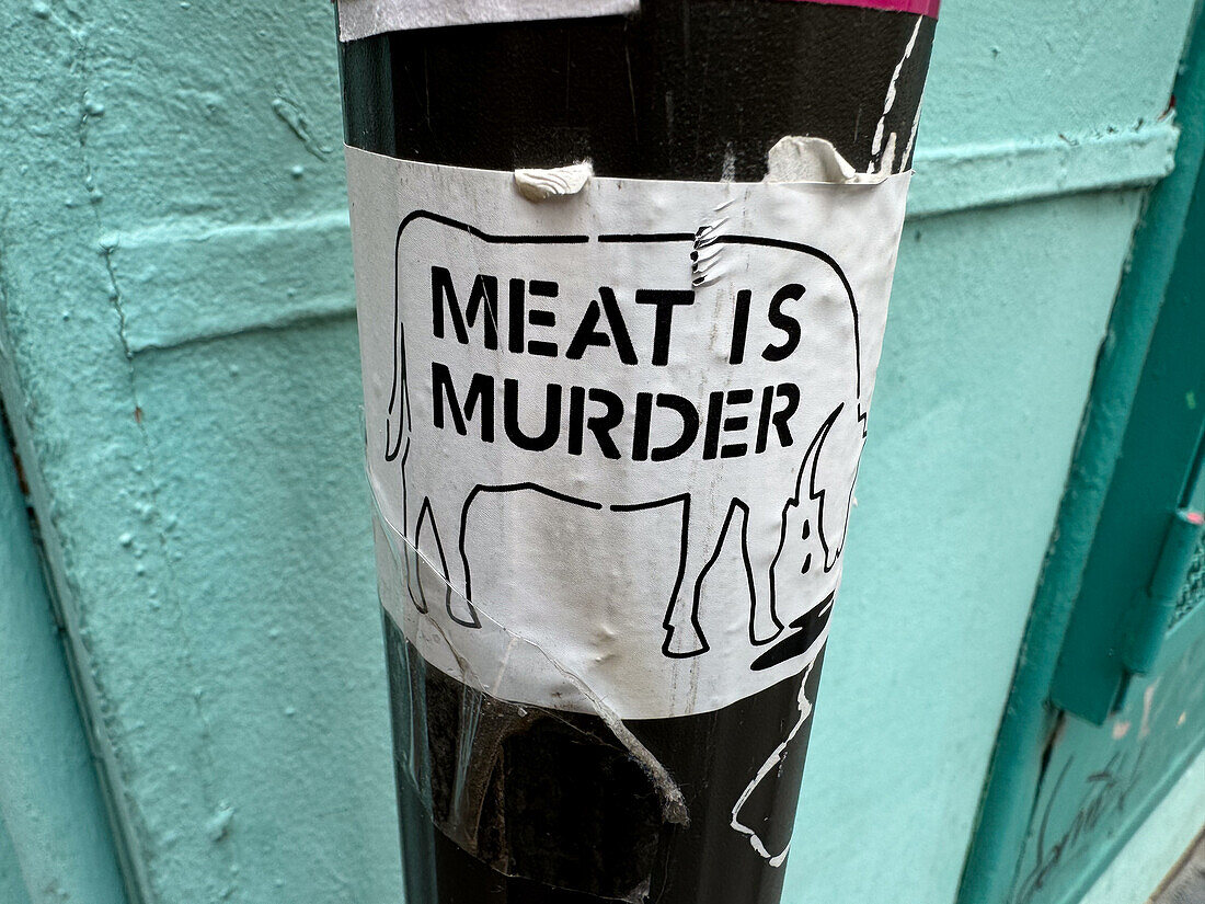 Aufkleber "Fleisch ist Mord" auf einem Straßenschild
