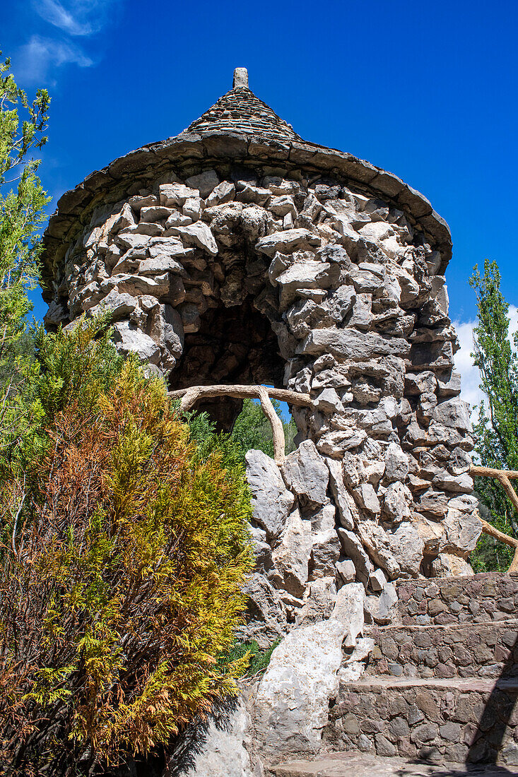 Artigas-Gärten oder Jardins Artigas, entworfen von Antoni Gaudí. Blick auf die Bogenbrücke in La Pobla de Lillet, Katalonien, Spanien