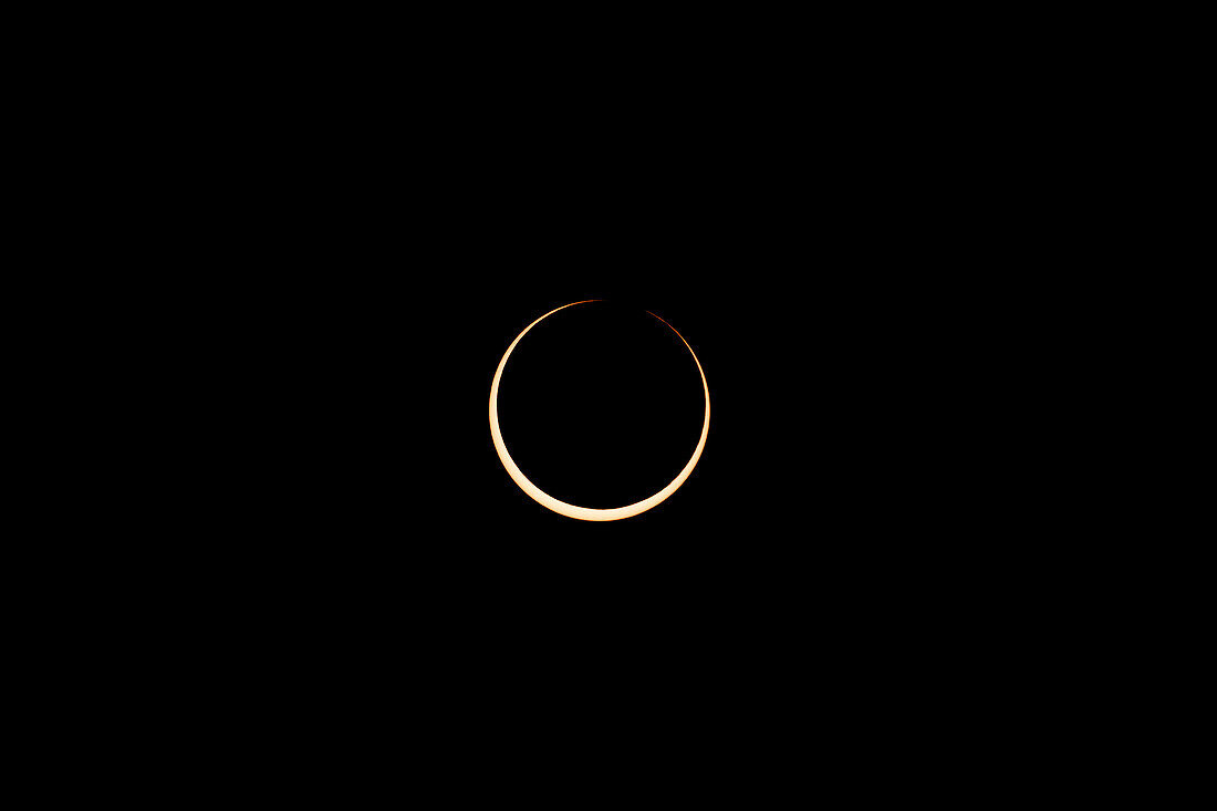 Der Mond bewegt sich vor der Sonne während der ringförmigen Sonnenfinsternis am 14. November 2023. Utah, USA. 2 Minuten vor der ringförmigen Finsternis