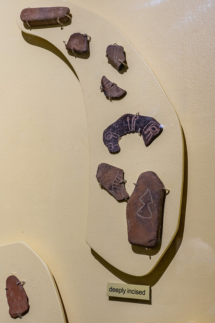 Eingeschnittene Steine als Kunst der amerikanischen Ureinwohner im USU Eastern Prehistoric Museum in Price, Utah