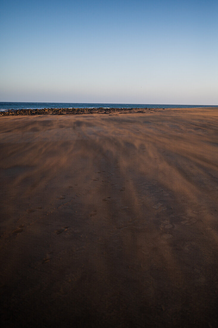 Wind bläst Sand an einen Strand auf Lanzarote, Kanarische Inseln, Spanien