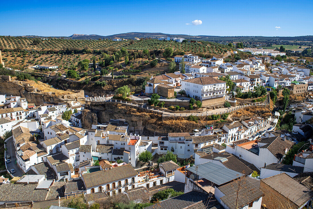 Luftaufnahme von Setenil de las Bodegas, Provinz Cádiz, Spanien