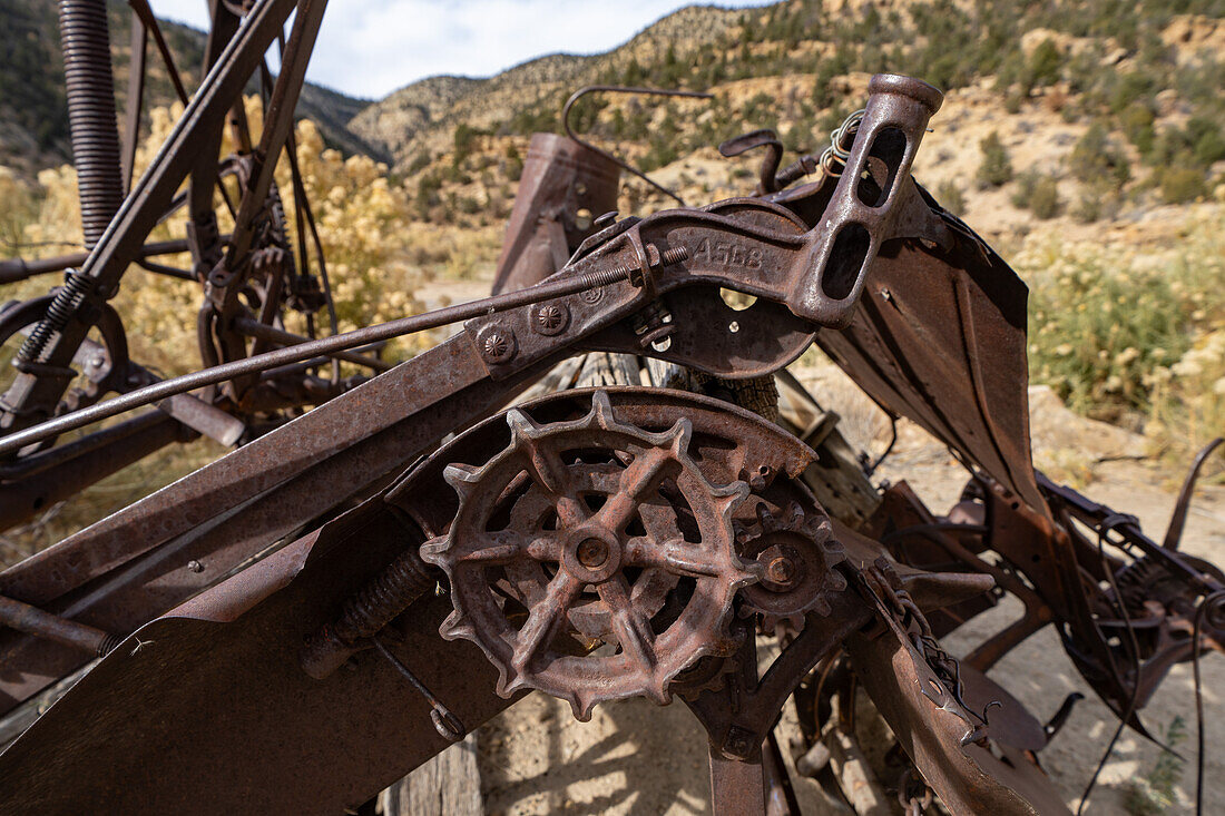 Mechanisches Detail einer alten Deering New Ideal Getreidebindemaschine in Cottonwood Glen im Nine Mile Canyon, Utah