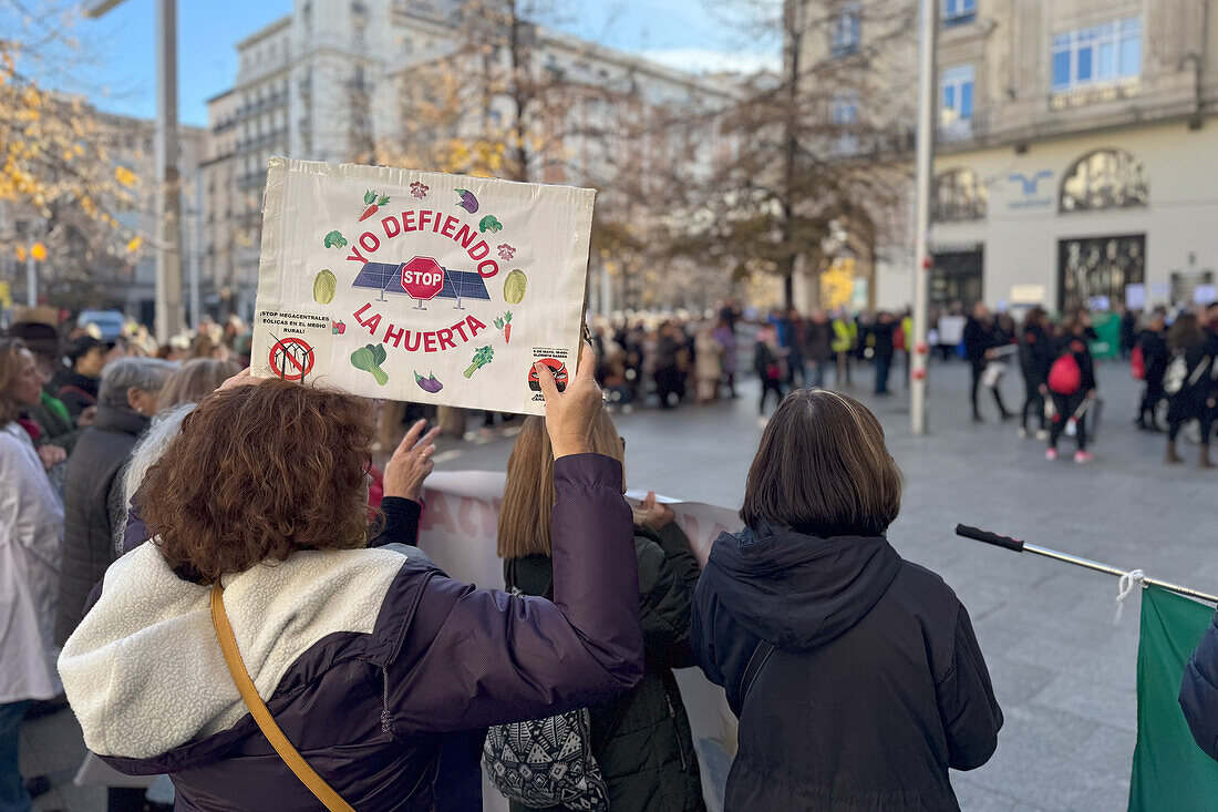 Hunderte von Menschen nehmen am Marsch zur Verteidigung der Umwelt und zur Mobilisierung für den COP28-Klimagipfel teil, Saragossa, Aragon, Spanien