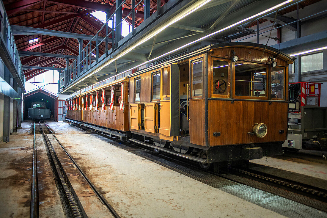 Garage des Train de la Rhune in Sare, Frankreich. Der Berg La Rhun an der Grenze zu Spanien, Frankreich. Gleise der historischen Standseilbahn von 1924 auf den Gipfel des Berges La Rhune, 905 m, Baskenland, Pyrenäen